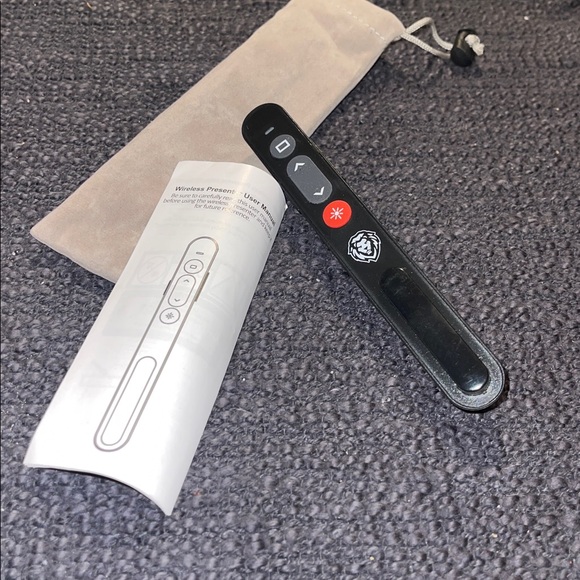 MUST BUNDLE
Black Wireless Presenter with Case - Picture 2 of 4